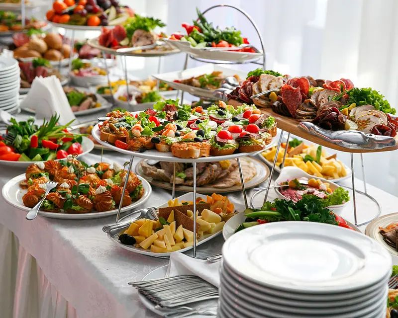 Masă cu aperitive la un eveniment