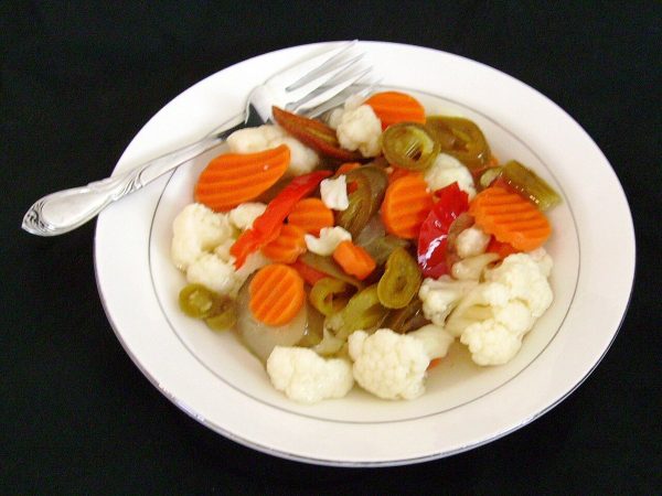 Salată de gogoșari și conopidă murată