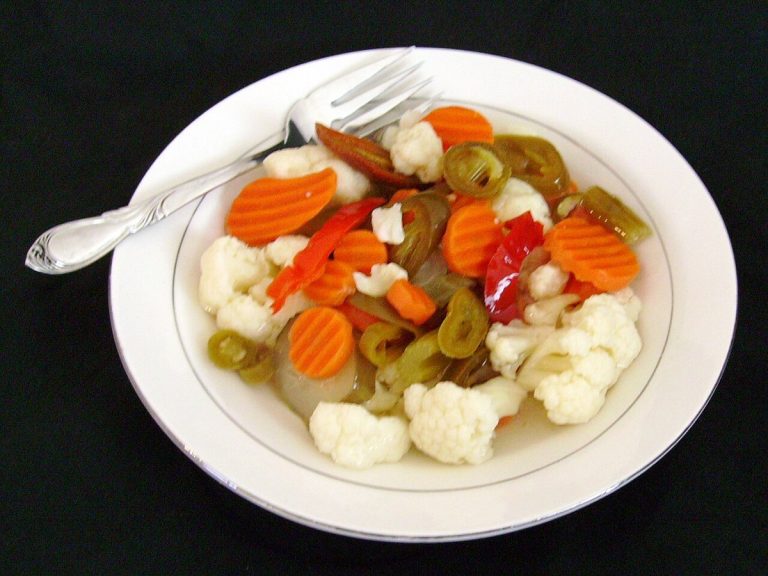 Salată de gogoșari și conopidă murată