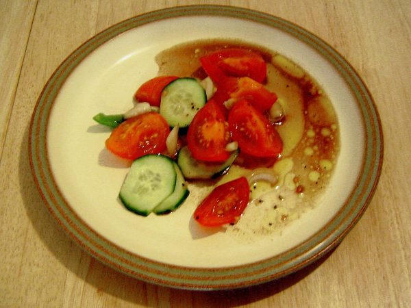 Salată de roșii și castraveți